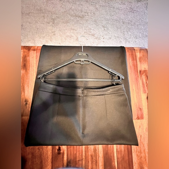 Lipsy scuba pencil skirt in black. US 8/ UK 12. Runs a little larger. - Picture 5 of 6